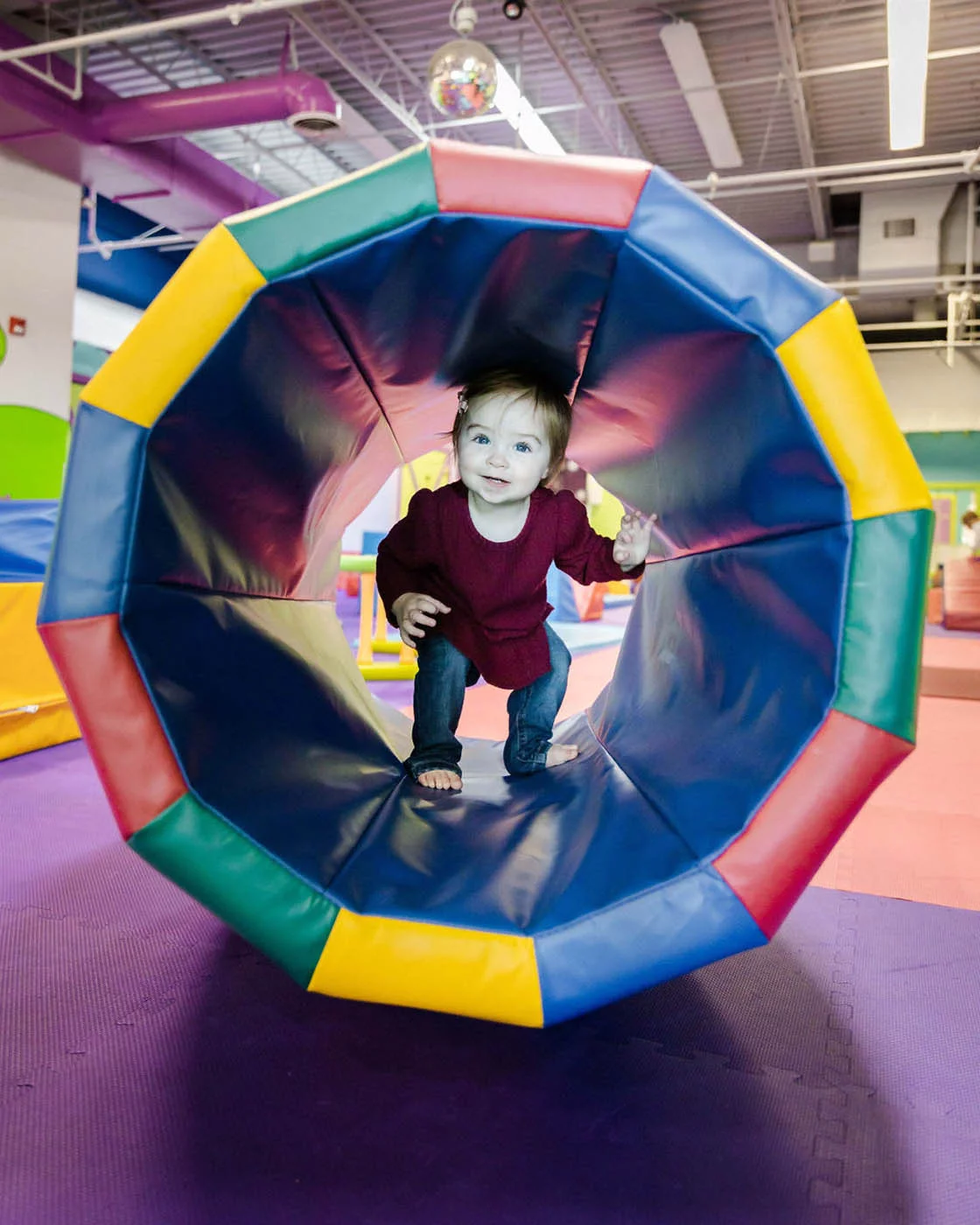 kids-in-gym-106 A little boy playing in Romp n' Roll's tunnel equipment, contact us today for trial class.
